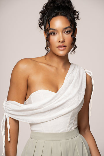 Ivory New Obsession Draped Top de VÍA LABEL